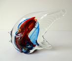Glazen vis helder bordeauxrood en blauw Mdina Malta 4885-g, Antiek en Kunst, Kunst | Designobjecten, Ophalen of Verzenden