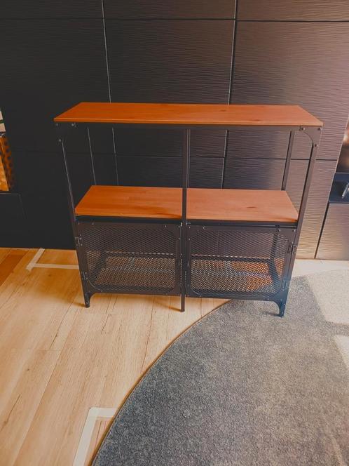 Wandkast zwart gecoat metaal met houten planken, FJALLBO, Huis en Inrichting, Kasten | Stellingkasten, Zo goed als nieuw, Ophalen