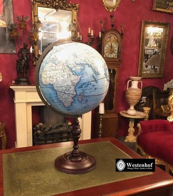 Grote wereldbol vintage blauw op houten voet beschikbaar voor biedingen