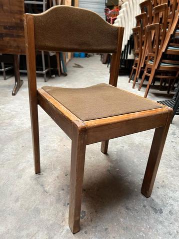 35 stapelbare houten vintage stoelen stevig zachte zitting beschikbaar voor biedingen