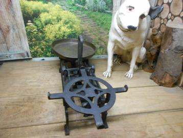 weegschaal uit grootmoederstijd beschikbaar voor biedingen