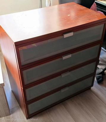 Houten ladekast met glazen fronten beschikbaar voor biedingen