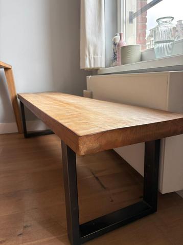 Massief houten bank met stalen poten – industrieel design beschikbaar voor biedingen