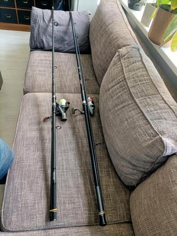 Twee hele mooie karpers hengels  3,70 met molens in Rotterda beschikbaar voor biedingen