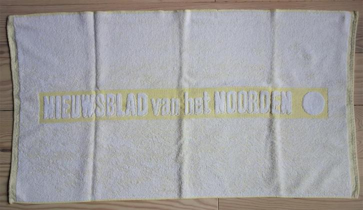 handdoek met logo: Nieuwsblad van het Noorden, Huis en Inrichting, Badkamer | Badtextiel en Accessoires, Zo goed als nieuw, Handdoek