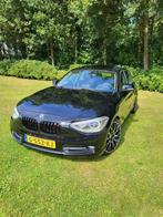 BMW 1-Serie 116i 136PK 5D Aut. 2014 Zwart net nieuwe apk!, Auto's, 65 €/maand, Bluetooth, 4 cilinders, Zwart
