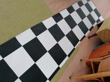 Stuk zeil 4m x 0.68m zwart wit geblokt racebaan Formule 1 beschikbaar voor biedingen
