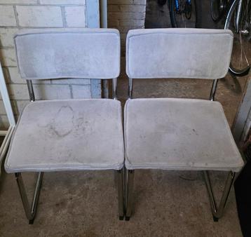 2 x retro stoel, licht grijs, gebruikt! beschikbaar voor biedingen