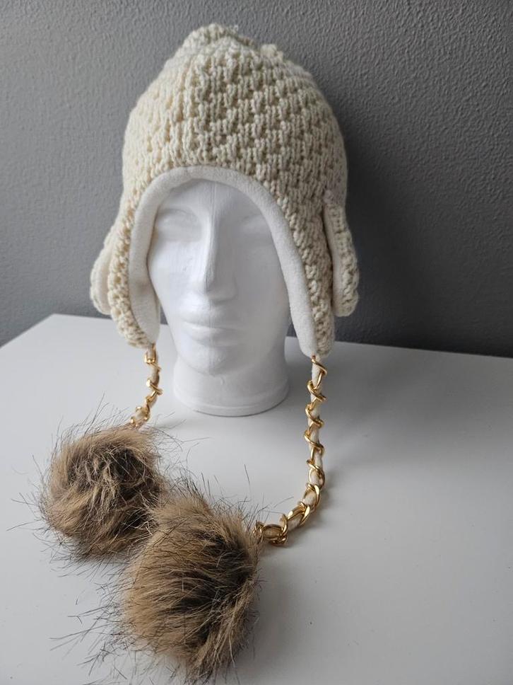 Muts met nepbont en gouden details, Kleding | Dames, Mutsen, Sjaals en Handschoenen, Zo goed als nieuw, Ophalen of Verzenden