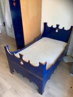 Uniek blauw kinderbed met bijpassende kast, Gebruikt, Ophalen of Verzenden, Lattenbodem, Minder dan 70 cm