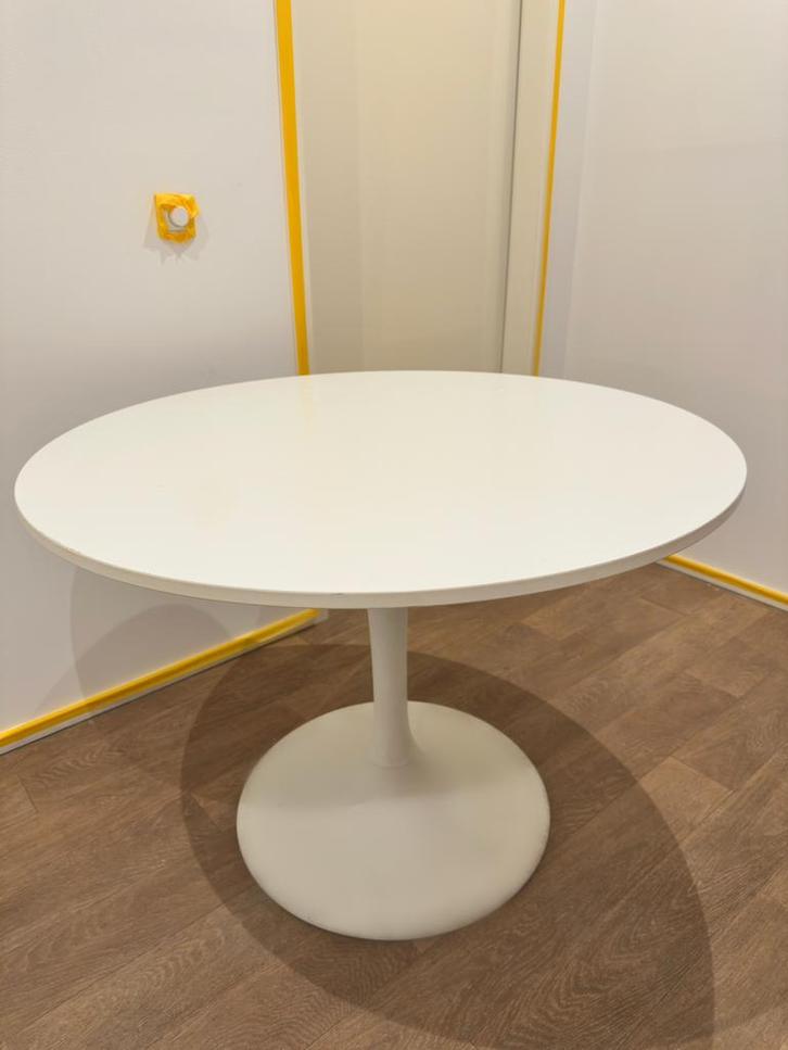 Te koop: Witte Ronde Eettafel – Moderne & Tijdloze Look, Huis en Inrichting, Tafels | Eettafels, Zo goed als nieuw, 100 tot 150 cm