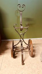 Decoratieve ijzeren trolley met houten wielen, Antiek en Kunst, Ophalen of Verzenden