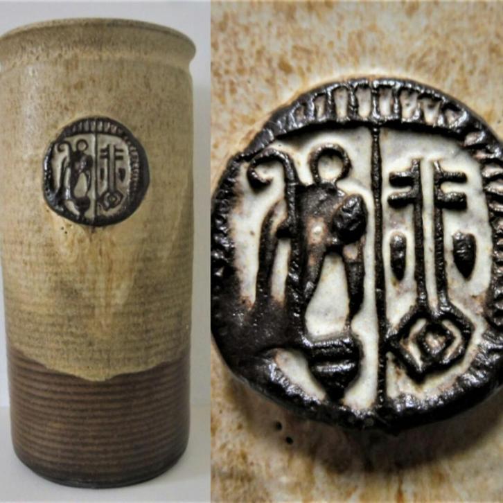 Religieuze aardewerk vaas met Petrus met de sleutel, Antiek en Kunst, Antiek | Religie, Ophalen of Verzenden