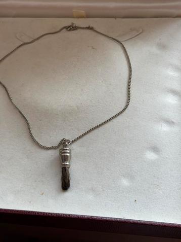 Verzilverd ketting met hanger beschikbaar voor biedingen