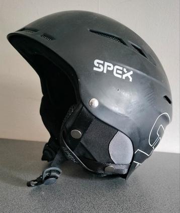 Skihelm met verstelbare binnenmaat door de draaiknop achter. beschikbaar voor biedingen