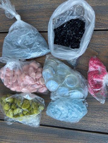 Verschillende zakjes met decoratie steentjes beschikbaar voor biedingen