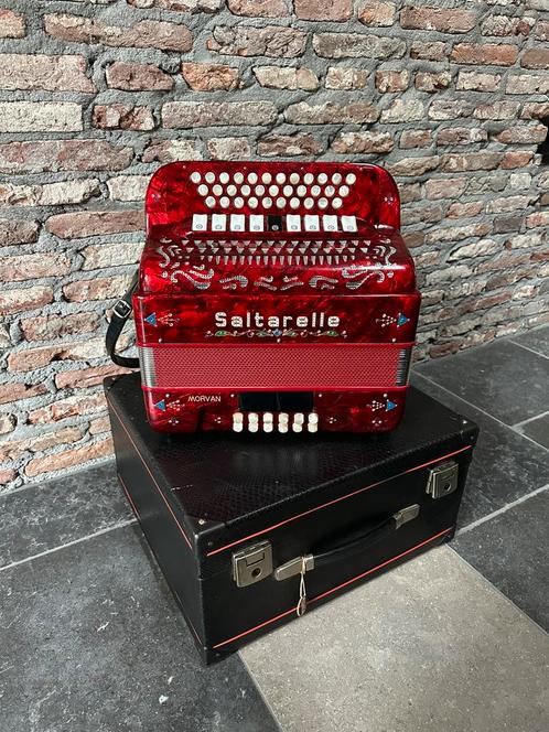 Saltarelle Morvan diatonische accordeon (rood), Muziek en Instrumenten, Accordeons, Zo goed als nieuw, Knopaccordeon, Overige merken