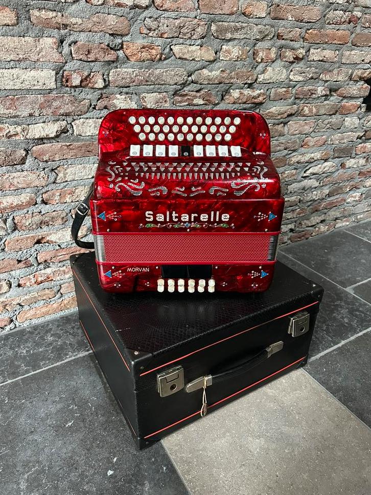 Saltarelle Morvan diatonische accordeon (rood), Muziek en Instrumenten, Accordeons, Zo goed als nieuw, Knopaccordeon, Overige merken