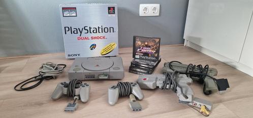 Playstation 1 met doos, 2 controllers, 5 spellen, 2 lightgun, Spelcomputers en Games, Spelcomputers | Sony PlayStation 1, Gebruikt