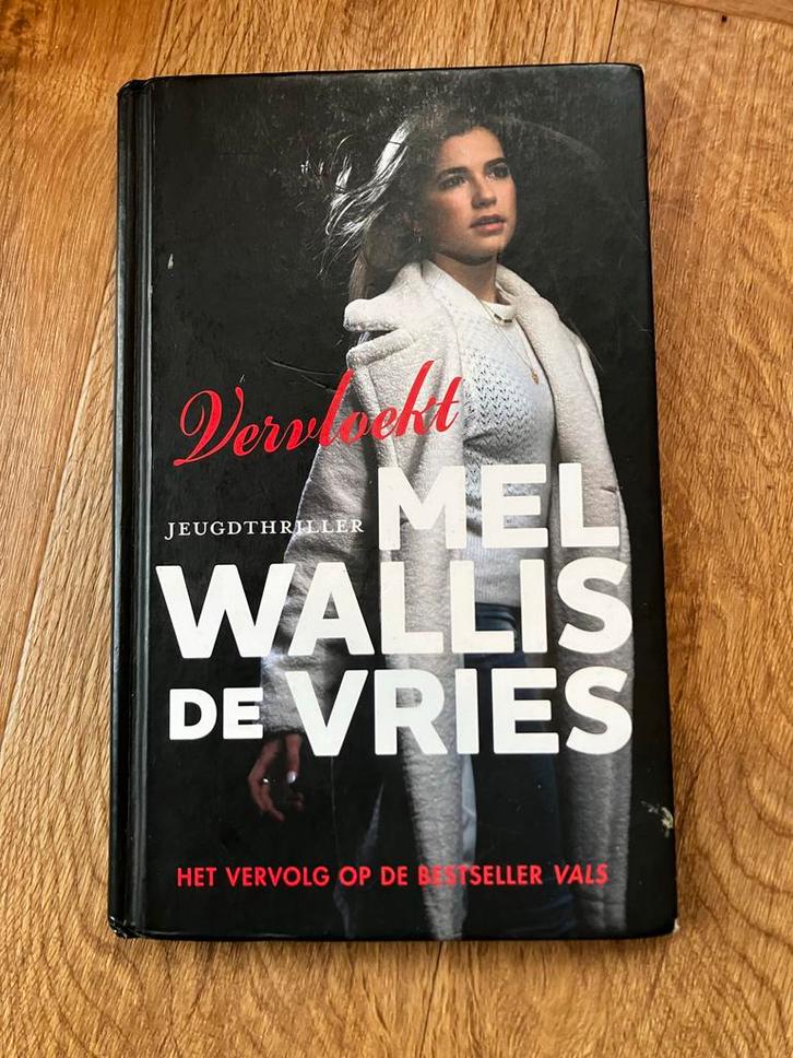 Vervloekt - Mel Wallis de Vries, Boeken, Thrillers, Zo goed als nieuw, Nederland, Ophalen of Verzenden