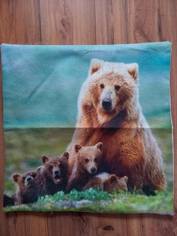 Mooie kussenhoes met beren. beschikbaar voor biedingen