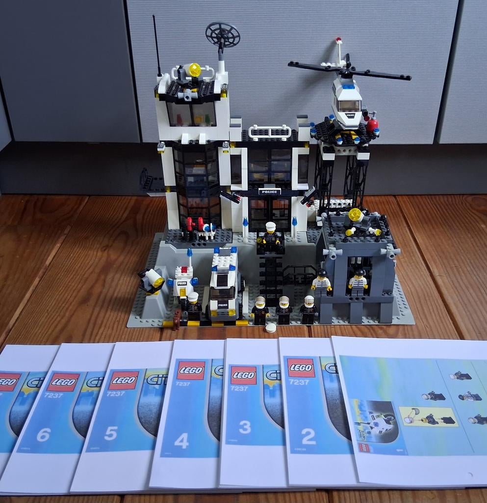 Lego city Politiebureau op bouwplaat 7237 complete set, Ophalen of Verzenden, Zo goed als nieuw