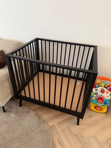 Baby box zwart met matras beschikbaar voor biedingen