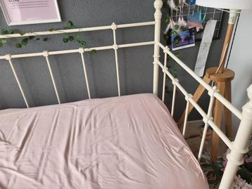 Leuk meisjesbed 90x200 en matras zo goed als nieuw.  beschikbaar voor biedingen