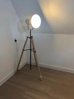 Stoere Staande Lamp met Houten Driepoot, Huis en Inrichting, Lampen | Vloerlampen, Ophalen, Zo goed als nieuw, Hout, 150 tot 200 cm
