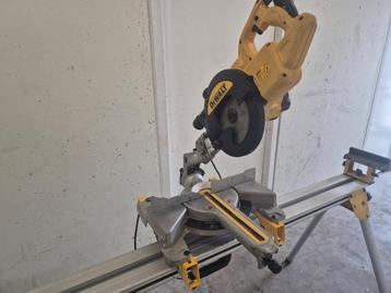 Dewalt afkortzaag + onderstel beschikbaar voor biedingen