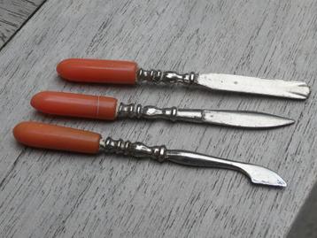 Kleine antieke nagelgarnituur set beschikbaar voor biedingen