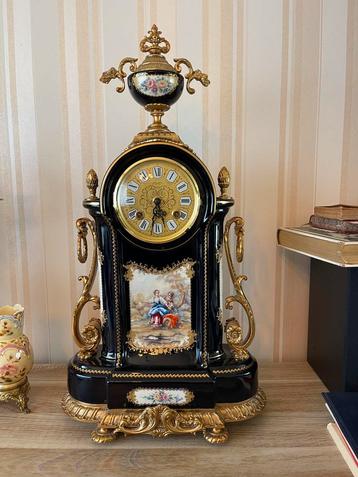 Porseleinen schouwklok, Sèvres, handgeschilderd, 57 cm hoog beschikbaar voor biedingen