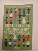 Dure Spitsen Scoren Niet - Voetbal Raadsels, Boeken, Ophalen of Verzenden, Gelezen, Simon Kuper & Stefan Szymanski, Balsport