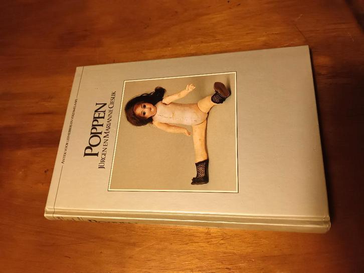 Boek over antieke poppen, Verzamelen, Poppen, Gebruikt, Pop, Ophalen of Verzenden
