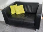 Zwarte loveseat in zeer goede staat 125 x 85 cm, Huis en Inrichting, Banken | Bankstellen, Minder dan 150 cm, Modern, Rechte bank