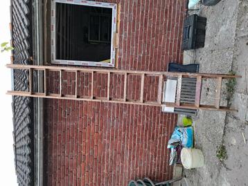 Houten ladder beschikbaar voor biedingen