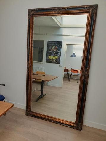 Grote spiegel in klassieke lijst beschikbaar voor biedingen