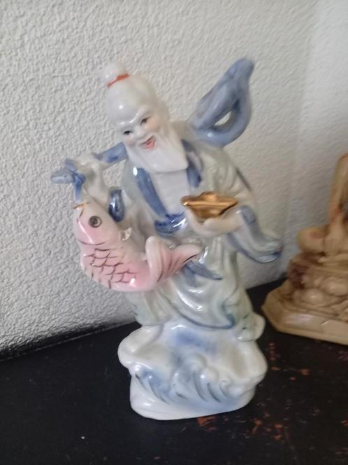 Japans porseleinen beeldje man met kooikarper, Antiek en Kunst, Antiek | Porselein, Ophalen of Verzenden