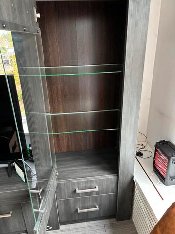 Vitrine kast beschikbaar voor biedingen