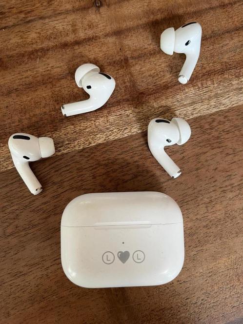 Airpods pro 1 set en een (leeg) doosje pro2, Telecommunicatie, Mobiele telefoons | Oordopjes, Gebruikt, In oorschelp (earbud)