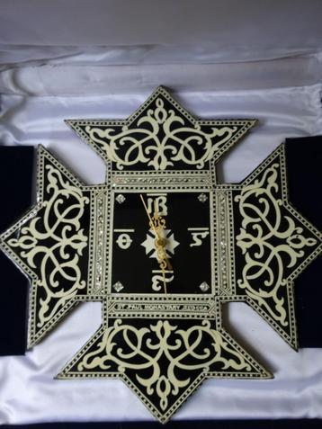 Bijzondere Egytische Houten intarsia ingelegde klok beschikbaar voor biedingen