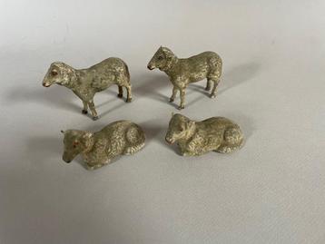Vier antieke schapen van papier maché meer dan 100 jaar oud beschikbaar voor biedingen