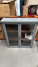 Bloomingville Hazem vitrinekast blauw, Huis en Inrichting, Kasten | Vitrinekasten, Ophalen, 50 tot 100 cm, 25 tot 50 cm, Glas