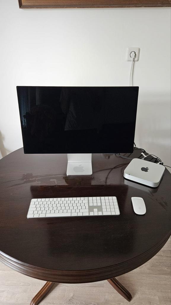Apple Studio Display 27 inch met keyboard/ muis en mac mini, Computers en Software, Apple Desktops, Zo goed als nieuw, Mac Mini