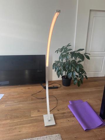Mooie staande lamp beschikbaar voor biedingen