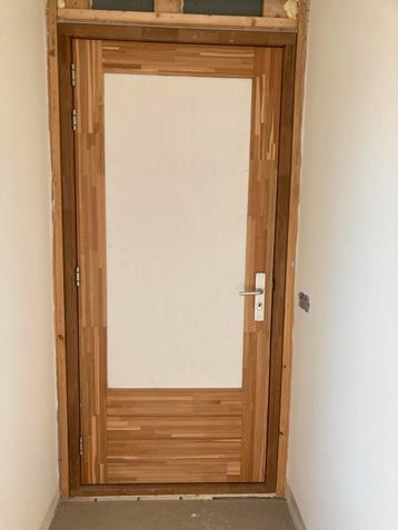 Kozijn van Finti met deur van komo Lariks en veiligheid h&s beschikbaar voor biedingen