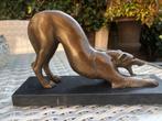 bronzen beeld strekkende hond windhond hazewindhond, Ophalen of Verzenden
