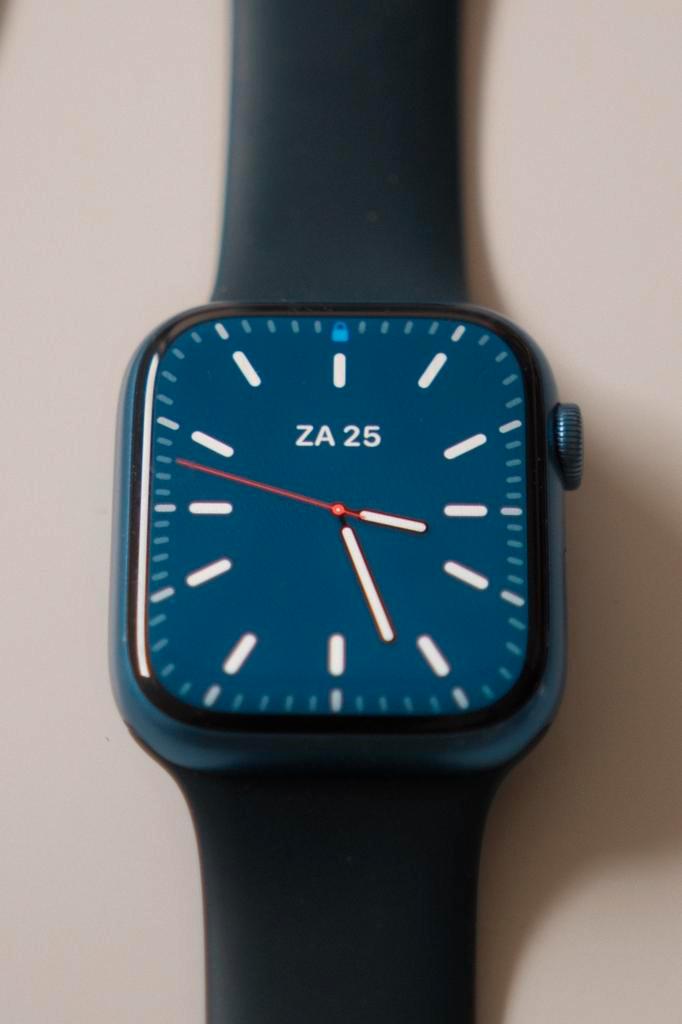 Apple Watch series 7 (45mm) blauw incl. bandje en laadkabel, Sieraden, Tassen en Uiterlijk, Smartwatches, Zo goed als nieuw, iOS