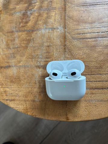 Originele AirPods gen3 met blauw hoesje beschikbaar voor biedingen