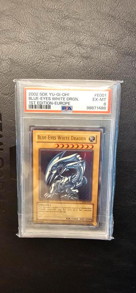 Blue-Eyes White Dragon SDK-001 1st Edition PSA 6, Verzamelen, Poppetjes en Figuurtjes, Nieuw, Ophalen of Verzenden